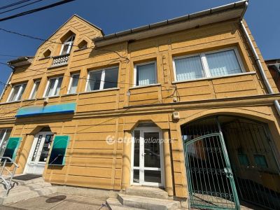 Eladó utcai bejáratú üzlethelység Encs