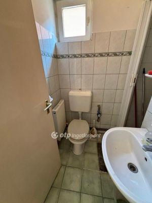 Eladó utcai bejáratú üzlethelység Encs