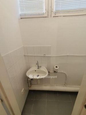 Kiadó utcai bejáratú üzlethelység Békéscsaba
