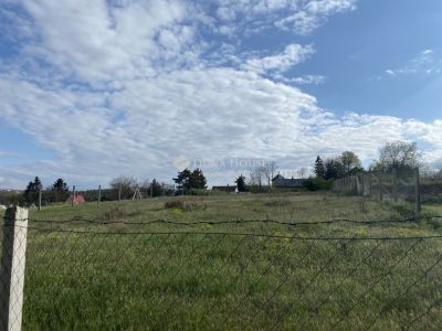 Eladó lakóövezeti telek Onga