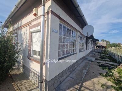 Eladó családi ház Poroszló