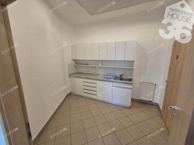 Kiadó irodahelység irodaházban Kecskemét