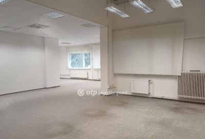 Kiadó irodahelység irodaházban Tatabánya