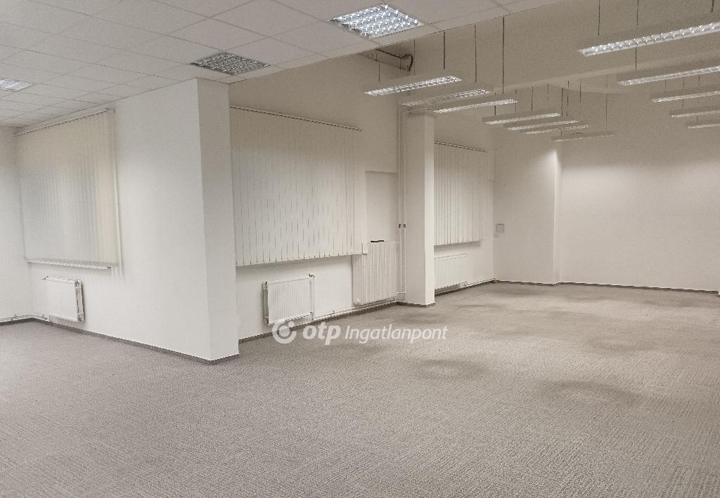 Kiadó irodahelység irodaházban Tatabánya