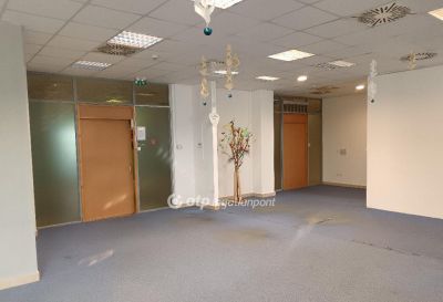 Kiadó irodahelység irodaházban Szeged