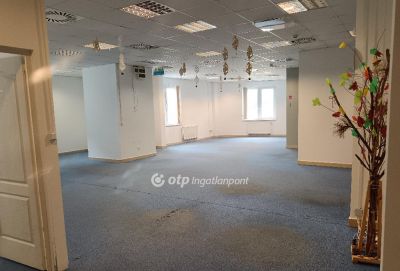 Kiadó irodahelység irodaházban Szeged