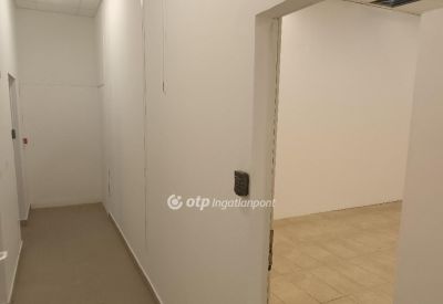Kiadó irodahelység irodaházban Szeged