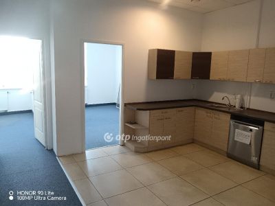 Kiadó irodahelység irodaházban Szeged