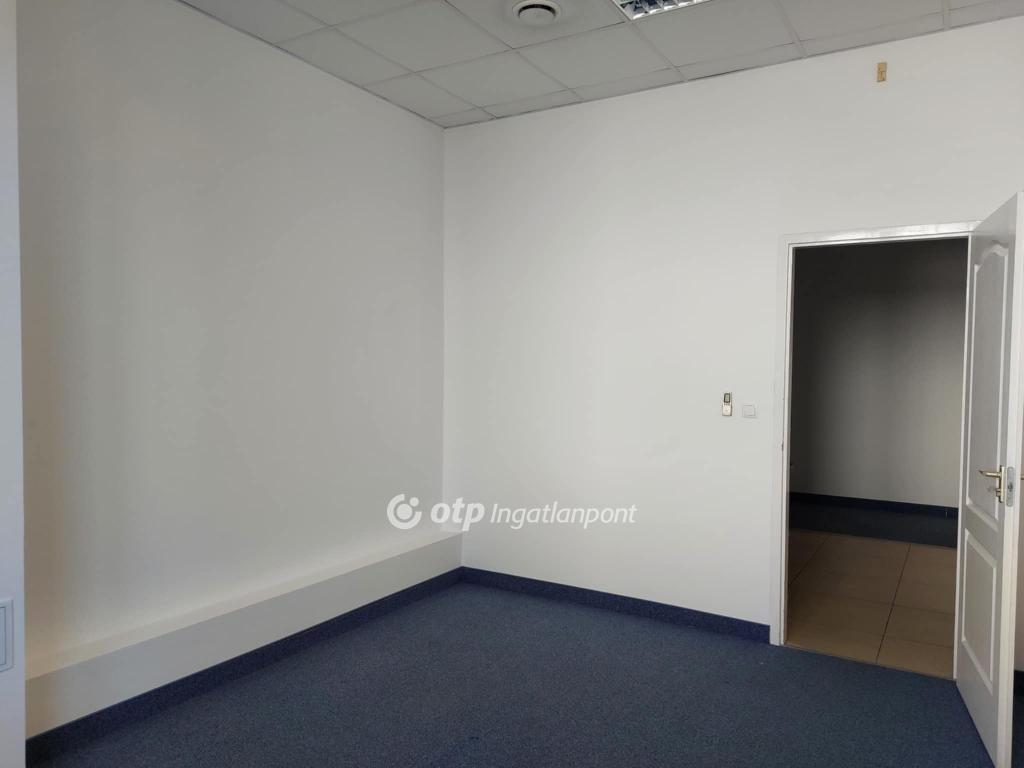 Kiadó irodahelység irodaházban Szeged