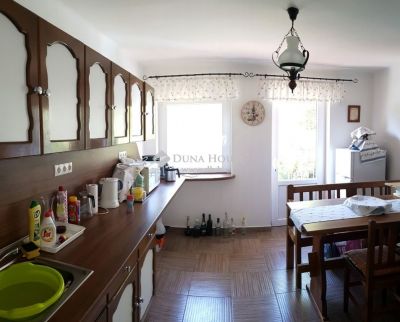 Eladó pince, présház Környe