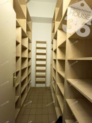Eladó utcai bejáratú üzlethelység Kecskemét