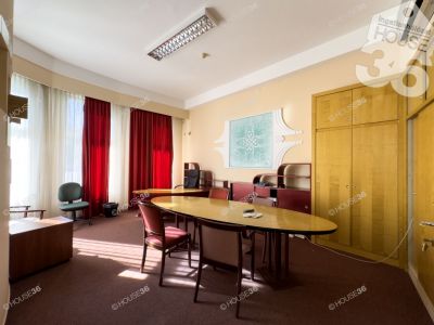 Eladó utcai bejáratú üzlethelység Kecskemét