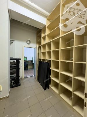 Eladó utcai bejáratú üzlethelység Kecskemét