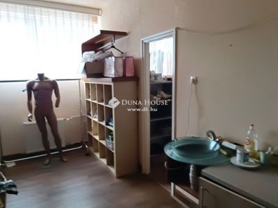Eladó üzlethelység üzletházban Szekszárd