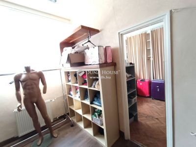 Eladó üzlethelység üzletházban Szekszárd