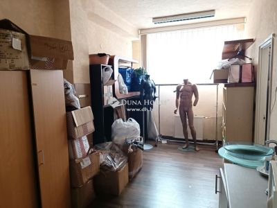 Eladó üzlethelység üzletházban Szekszárd