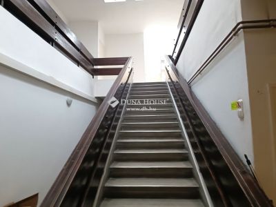 Eladó üzlethelység üzletházban Szekszárd