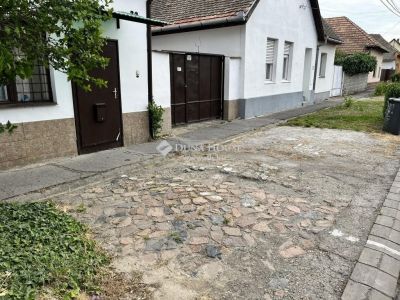 Eladó családi ház Szekszárd