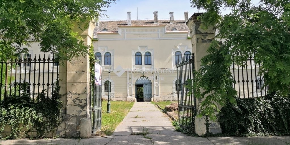 Eladó kastély Baja