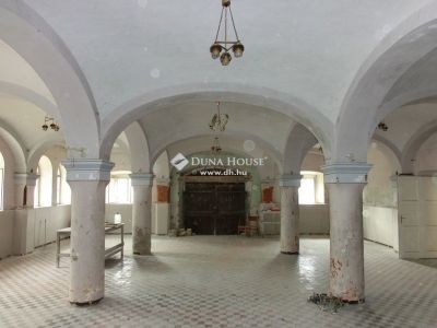 Eladó kastély Baja
