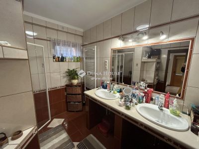 Eladó családi ház Vecsés