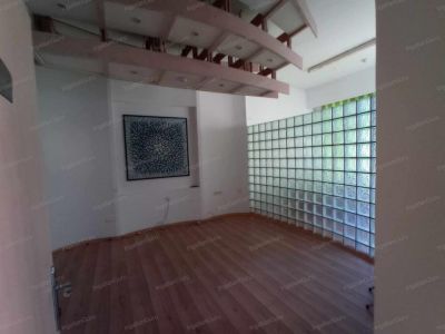Eladó utcai bejáratú üzlethelység Kecskemét