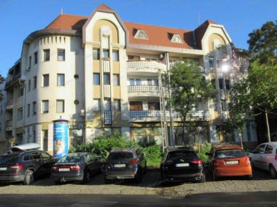 Eladó utcai bejáratú üzlethelység Kecskemét