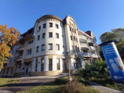 Eladó utcai bejáratú üzlethelység Kecskemét