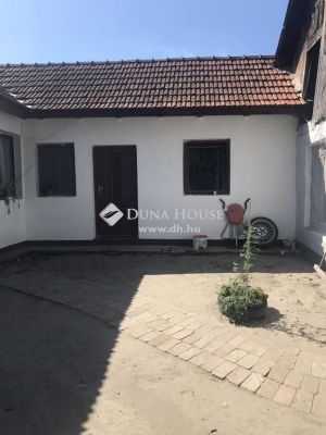 Eladó családi ház Törtel