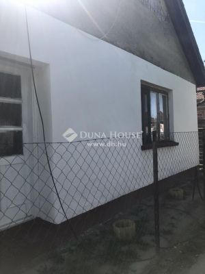 Eladó családi ház Törtel