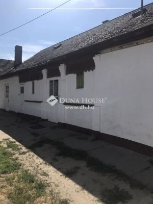 Eladó családi ház Törtel