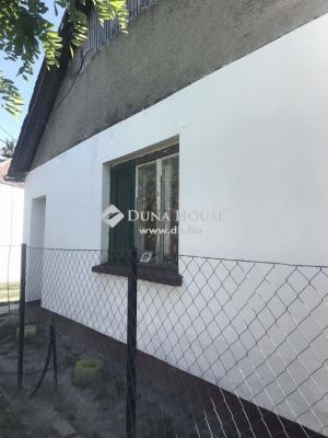 Eladó családi ház Törtel