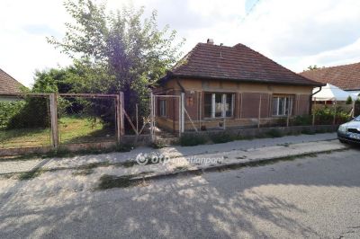 Eladó családi ház Dömsöd