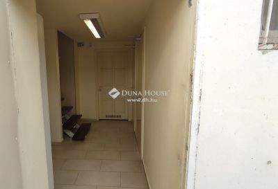 Eladó utcai bejáratú üzlethelység Lengyeltóti