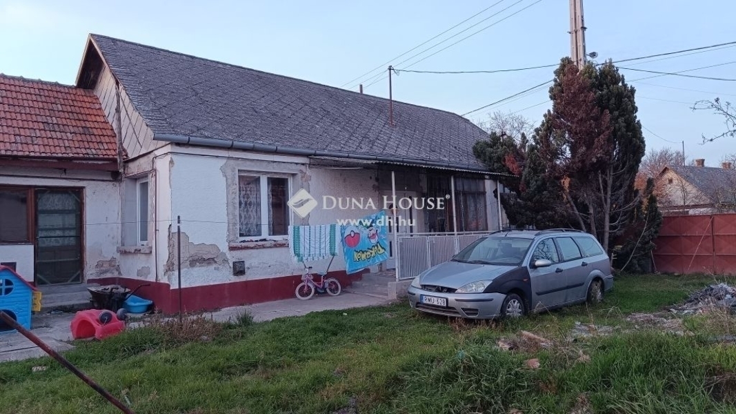 Eladó családi ház Szentmártonkáta