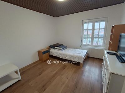 Eladó utcai bejáratú üzlethelység Iváncsa
