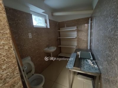 Eladó utcai bejáratú üzlethelység Iváncsa