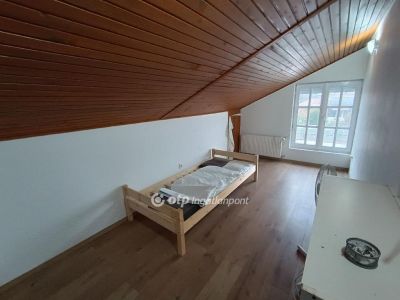 Eladó utcai bejáratú üzlethelység Iváncsa