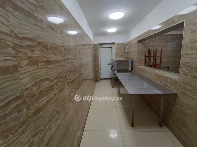 Eladó utcai bejáratú üzlethelység Iváncsa
