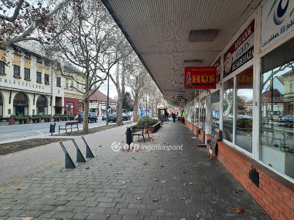 Eladó utcai bejáratú üzlethelység Gyula