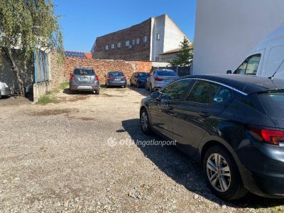 Eladó utcai bejáratú üzlethelység Debrecen