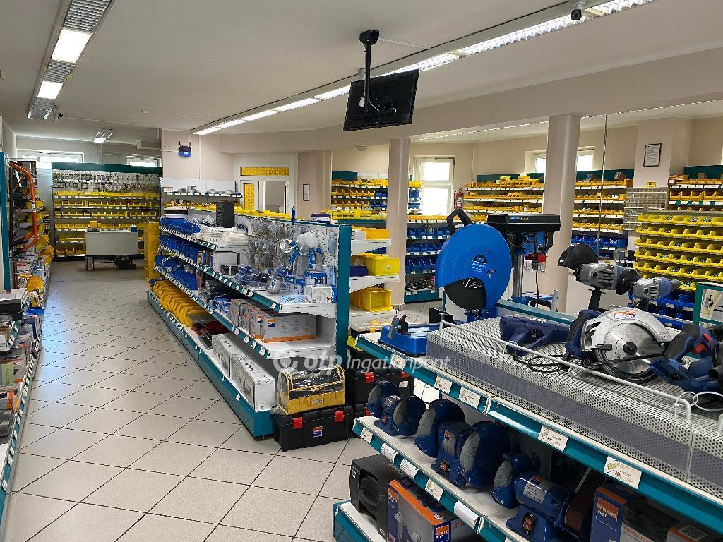 Eladó utcai bejáratú üzlethelység Debrecen