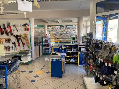 Eladó utcai bejáratú üzlethelység Debrecen