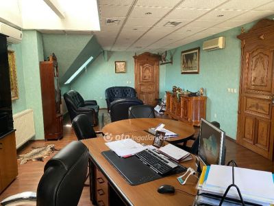 Eladó utcai bejáratú üzlethelység Debrecen