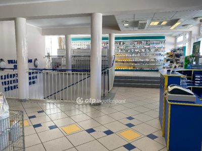 Eladó utcai bejáratú üzlethelység Debrecen