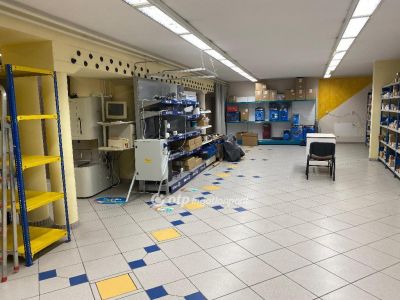 Eladó utcai bejáratú üzlethelység Debrecen