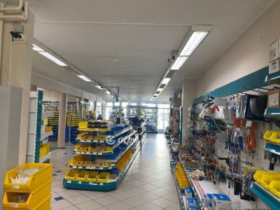 Eladó utcai bejáratú üzlethelység Debrecen