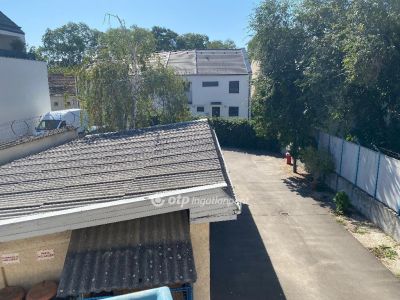 Eladó utcai bejáratú üzlethelység Debrecen