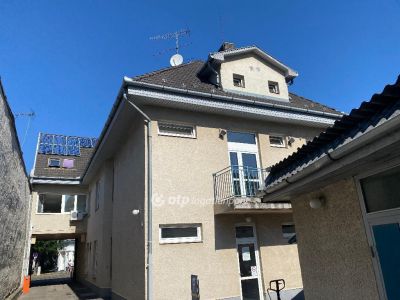 Eladó utcai bejáratú üzlethelység Debrecen
