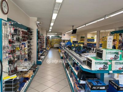 Eladó utcai bejáratú üzlethelység Debrecen